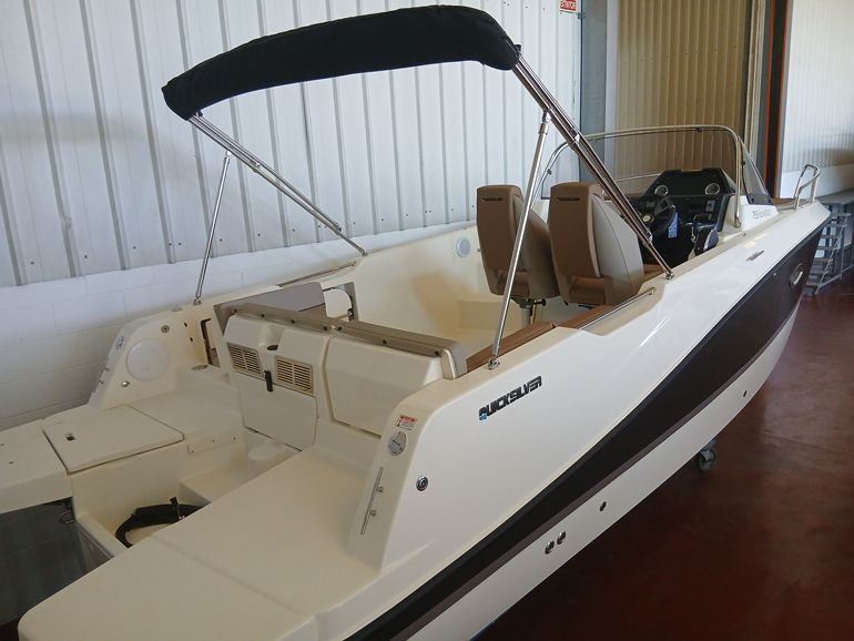 Quicksilver-755-Sundeck - 15