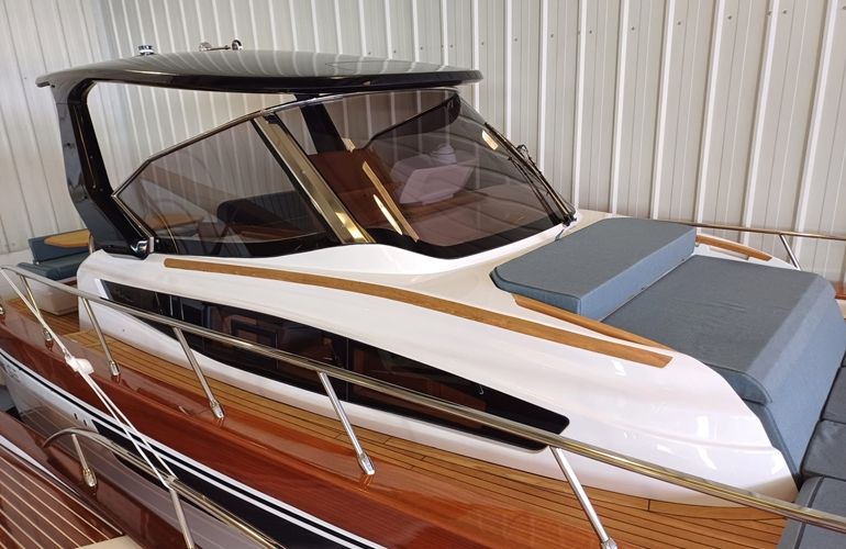 Mimi- 9.5-Cabin-4