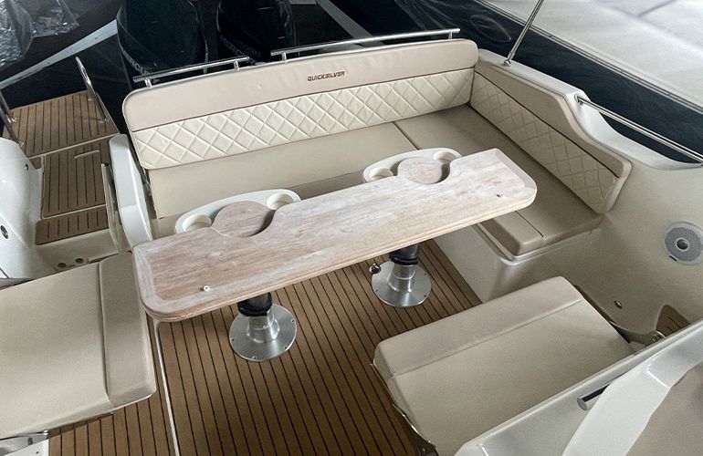 Quicksilver Activ 875 Sundeck