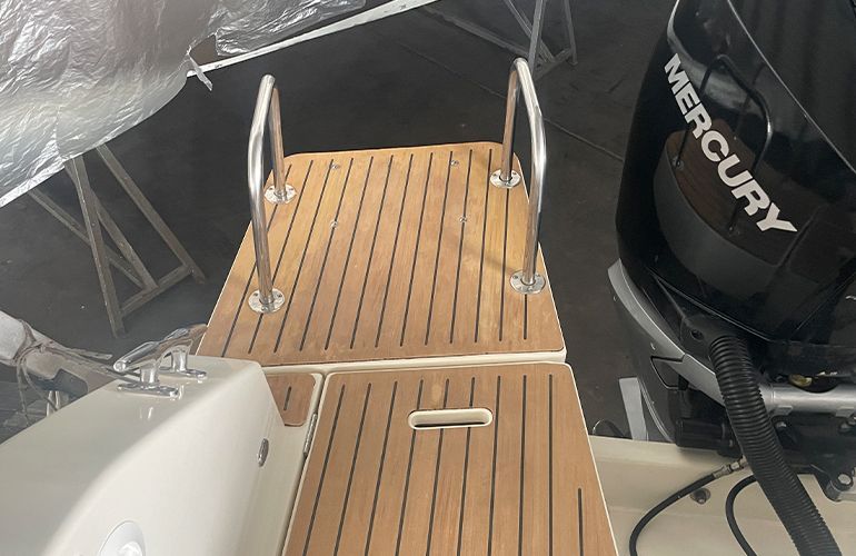 Quicksilver Activ 875 Sundeck