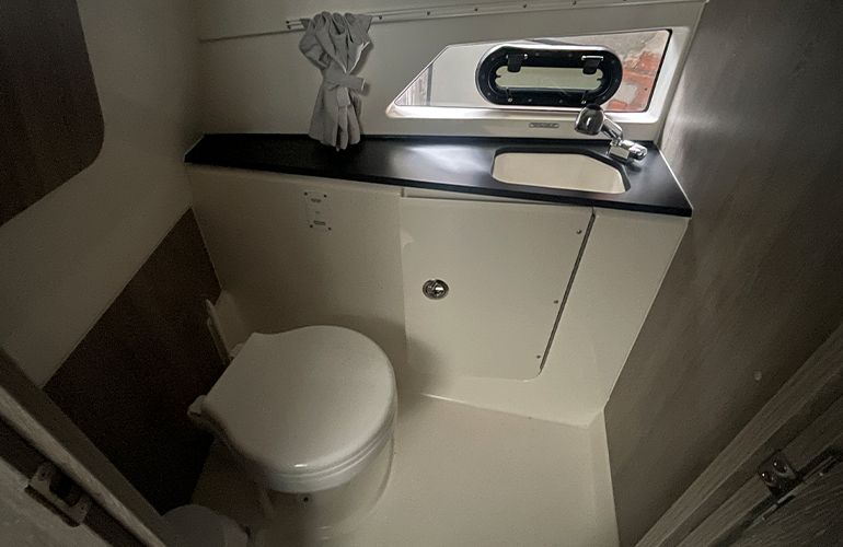 Quicksilver Activ 875 Sundeck