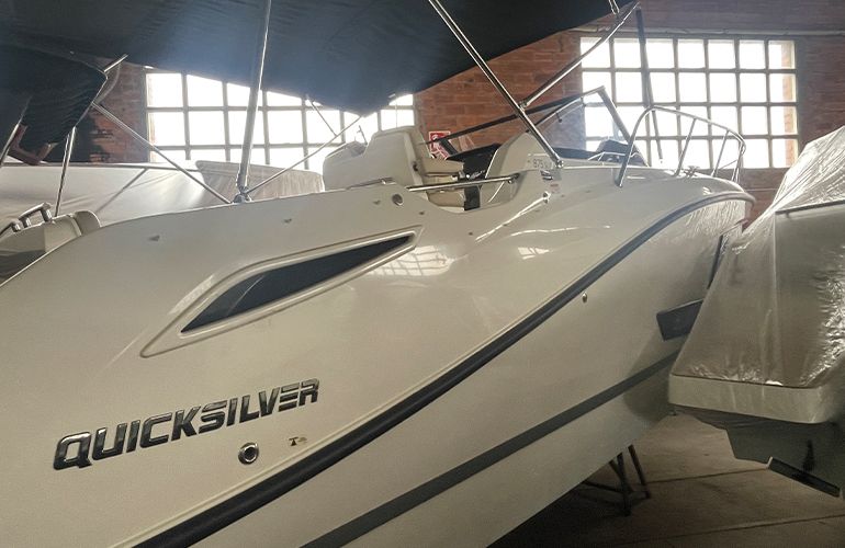 Quicksilver Activ 875 Sundeck