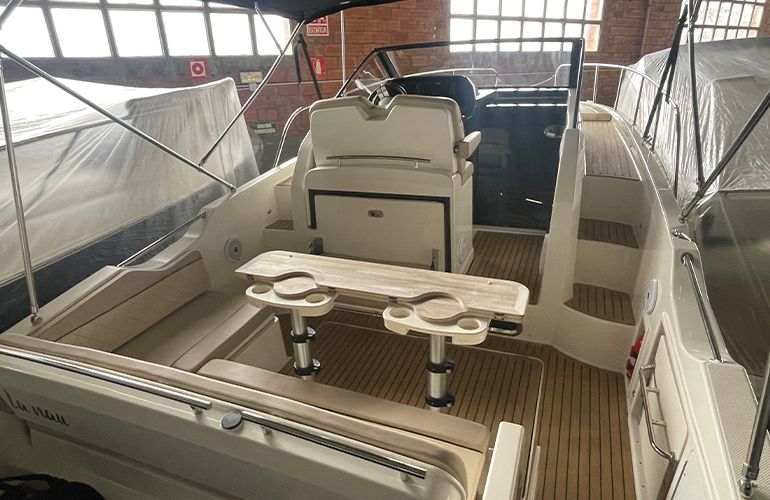 Quicksilver Activ 875 Sundeck