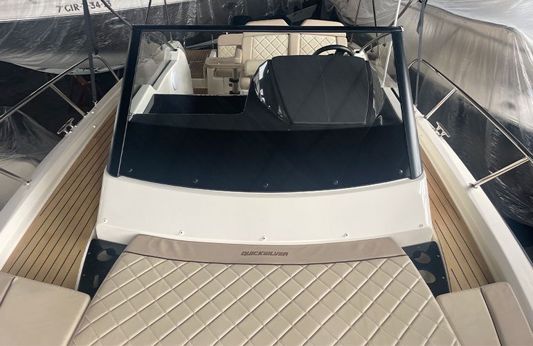 Quicksilver Activ 875 Sundeck