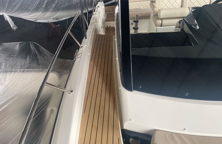 Quicksilver Activ 875 Sundeck