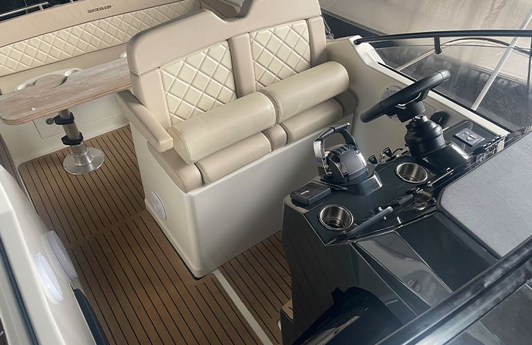 Quicksilver Activ 875 Sundeck