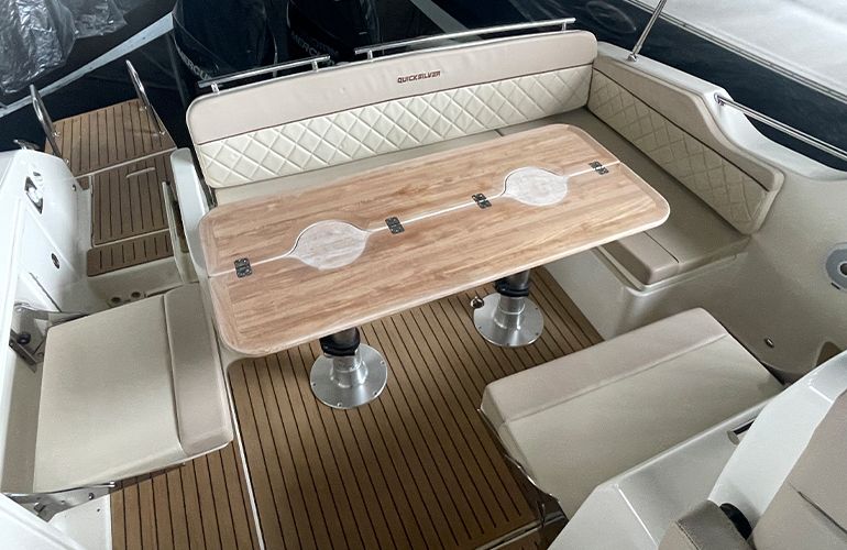 Quicksilver Activ 875 Sundeck