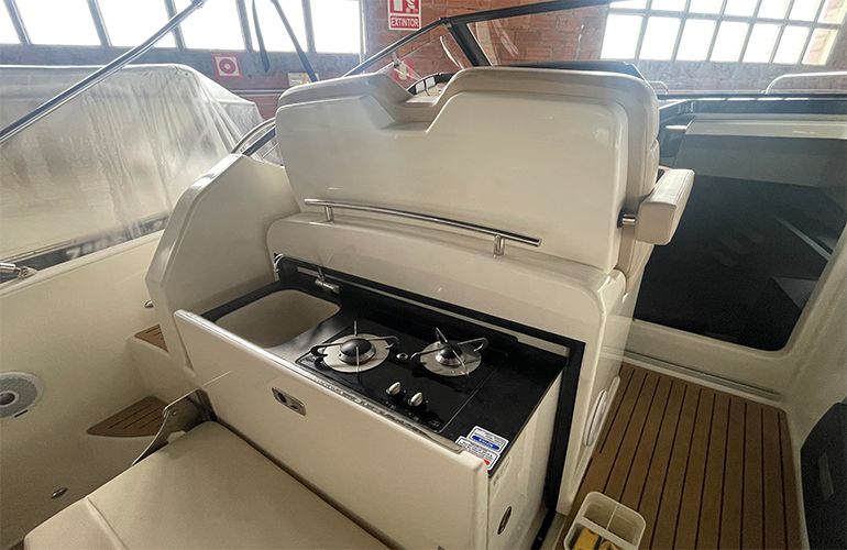 Quicksilver Activ 875 Sundeck